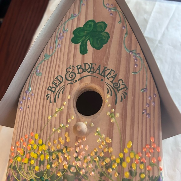 Charming Bed & Breakfast Birdhouse by M&M Designs. - Picture 5 of 7